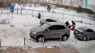 В Новосибирске водитель иномарки намеренно сбил женщину с коляской после ссоры (видео)
