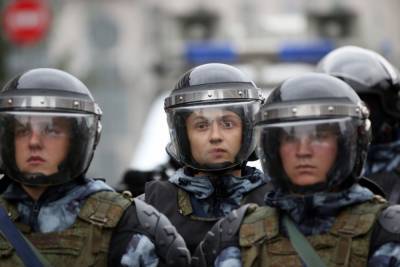 В Нижневартовске полицейские устроили для школьников показательный разгон митингов