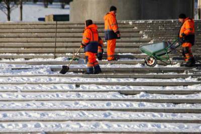 Назван способ заставить коммунальщиков чистить дорогу от снега