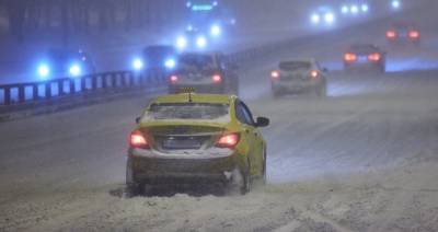 Водителей в Москве призвали отложить поездки из-за снегопада