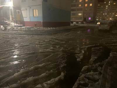 На северо-западе Челябинска из-за порыва теплотрассы кипятком залило дворы