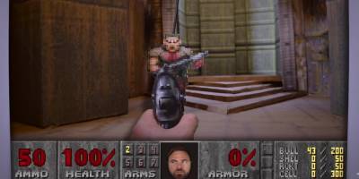 Культовую видеоигру Doom II «запустили» на картонной коробке — видео
