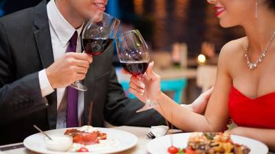 Эксперты оценили размер трат россиян в ресторанах в День влюбленных