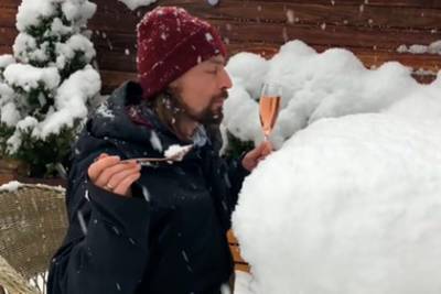 Россиянин продегустировал свежий снег в Сочи и вызвал удивление в сети