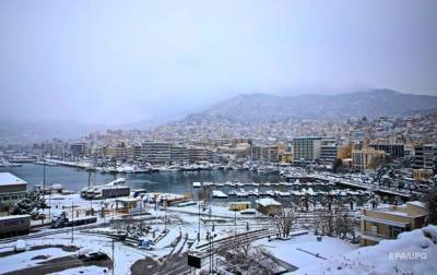 В Афинах снегопад помешал вакцинации от COVID-19