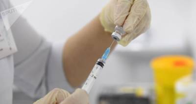 В Латвии одного из привившихся вакциной против COVID-19 пришлось госпитализировать