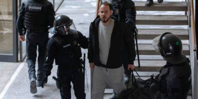 Получил срок за оскорбление короля: в Испании полиция штурмовала университет, чтобы задержать приговоренного к тюрьме рэпера — видео