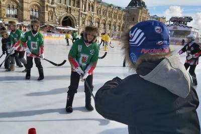 Казанские спортсменки стали победительницами турнира по хоккею в валенках