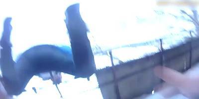 В Кременчуге пьяный мужчина, издевавшийся над сожительницей, пытался выпрыгнуть с балкона 7 этажа (видео) - ТЕЛЕГРАФ