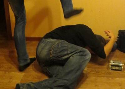 В Дорогобуже двое безработных жестоко избили собутыльника у него дома