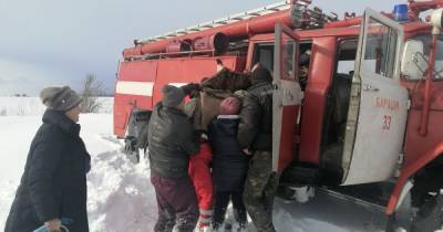 На лошадях, пожарной машине, "скорой": в Житомирской области 5 часов пытались госпитализировать ребенка (6 фото)