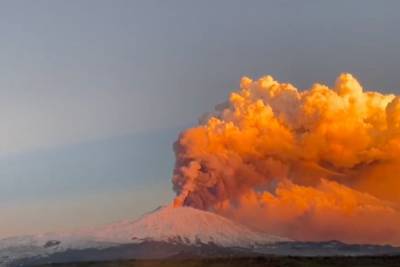 Новое крупное извержение вулкана Этна попало на видео