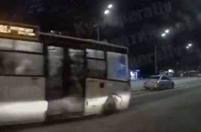 Из киевской маршрутки выбросили пьяных пассажиров. ВИДЕО