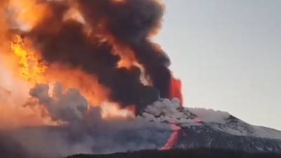 Извержение вулкана Этна: куски породы падали в жилые кварталы
