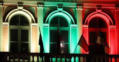 В День независимости Литвы рижская Ратуша окрасилась в цвета литовского флага
