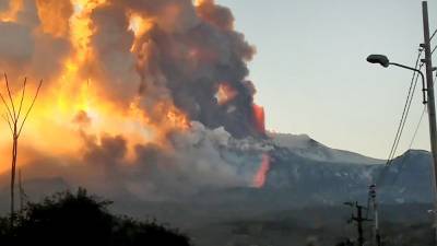 Крупное извержение вулкана Этна попало на видео