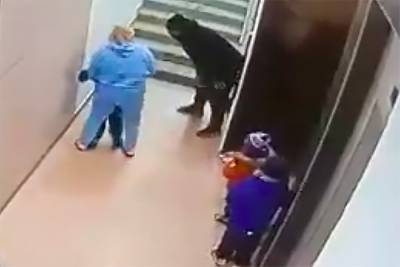 Мужчина избил маленького внука в подъезде одного из домов Новосибирска