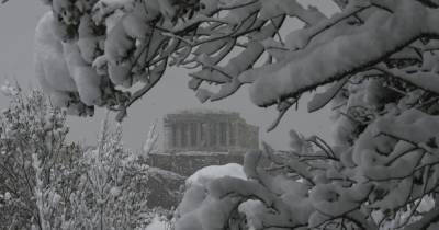 В Афинах прервали вакцинацию из-за снегопада: нет света, не ходит транспорт (фото)
