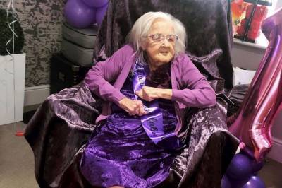 В доме престарелых устроили 100-летней женщине лучший день рождения