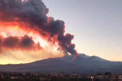 На острове Сицилия началось извержение вулкана Этна (ВИДЕО)