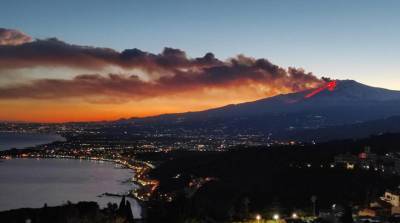 Извержение вулкана Этна зафиксировано на Сицилии