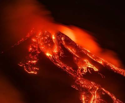 В Италии снова проснулся вулкан Этна: зрелищное видео