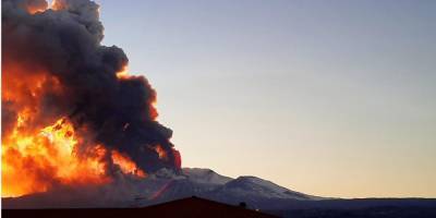 Пришлось закрыть аэропорт. На Сицилии извергается вулкан Этна — фото