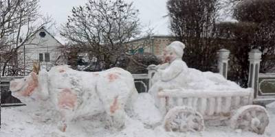 В Черкасской области умелец вылепил из снега фигуру украинской пары на волах - фото - ТЕЛЕГРАФ