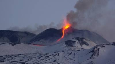 Извержение вулкана Этна приостановило работу аэропорта Катании