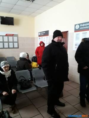 Пассажиры поезда мерзнут на тымовском вокзале, ожидая автобус из Александровска