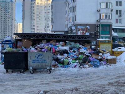 Дворы столицы утопают в мусоре