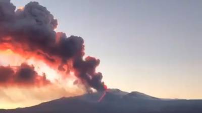Сицилийский аэропорт закрыли после извержения вулкана Этна