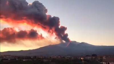 Аэропорт Катании приостановила работу из-за извержения вулкана Этна