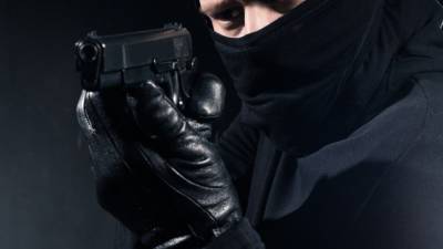 Угрожал взрывом: Вооруженный злоумышленник ограбил банк под Петербургом — видео