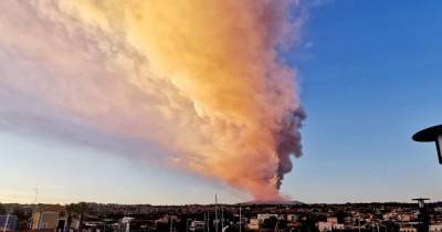 На Сицилии извергается вулкан Этна: зрелищные кадры (2 фото)