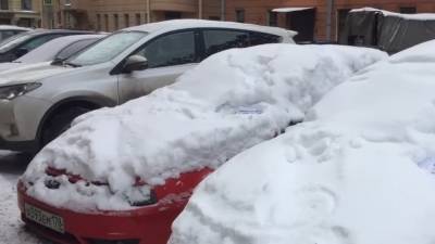Автолюбителям рассказали, почему не следует оставлять машину под снегом