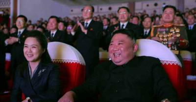 Жена лидера КНДР Ким Чен Ына впервые за более чем год появилась на публике (2 фото)