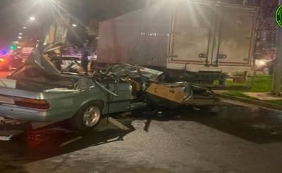 BMW врезался в грузовик, стоявший на обочине дороги в Ташкенте. Два человека погибли