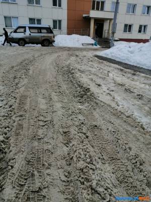 Долинская УК отказывается чистить двор на улице Севастьянова
