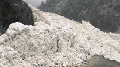 Машина скорой помощи попала под снежную лавину на Сахалине