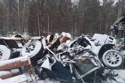 В Сибири пять человек погибли в результате тройного ДТП