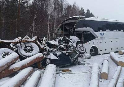В массовом ДТП с лесовозом и автобусом в Иркутской области погибли пять человек