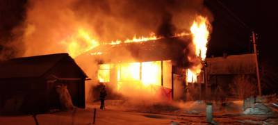 Дом сгорел в поселке Карелии – огонь до небес (ФОТО)