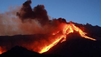 Потоки раскаленной лавы и взрывы: видео извержения вулкана Этна на Сицилии