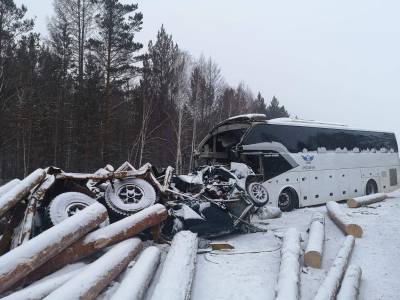 Машины всмятку: в страшном ДТП в Иркутской области погибли пять человек