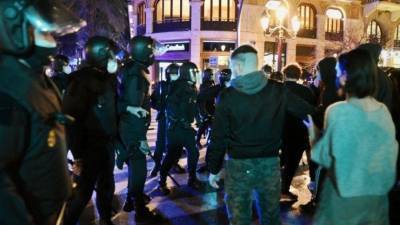 Разбивали витрины и жгли баки: Волна протестов прокатилась по Каталонии