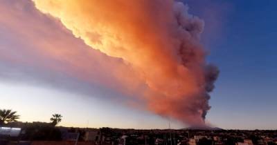 Как в аду: на Сицилии вновь началось извержение вулкана Этна