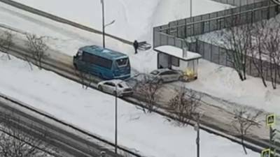 Авария на остановке на севере Москвы попала на видео