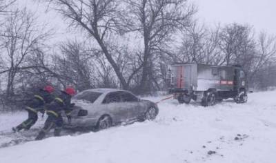Спасатели продолжают освобождать автомобили из снежных заносов