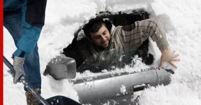 Автовладельцам рассказали, сколько стоит откопать машину из-под снега